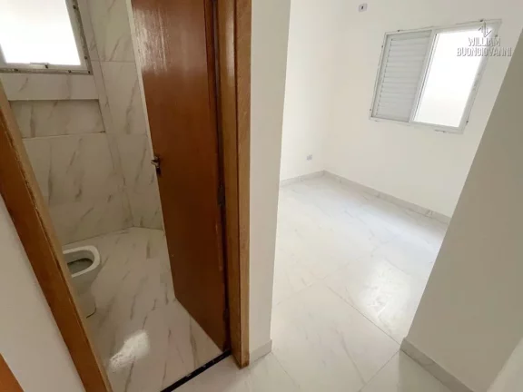 Imagem Casa de condomínio na Vila Tupi, 2 Dormitórios com Suíte! Sobreposta com Sacada!
