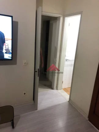 Imagem Amplo Apartamento na segunda quadra da Ary Parreiras,composto de ampla sala,dois quartos,cozinha,area de serviço externa e dependências completa,vaga