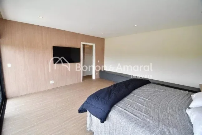 Imagem Esta elegante residência, construída há apenas 2 anos, está situada em um terreno de 450m² e po...