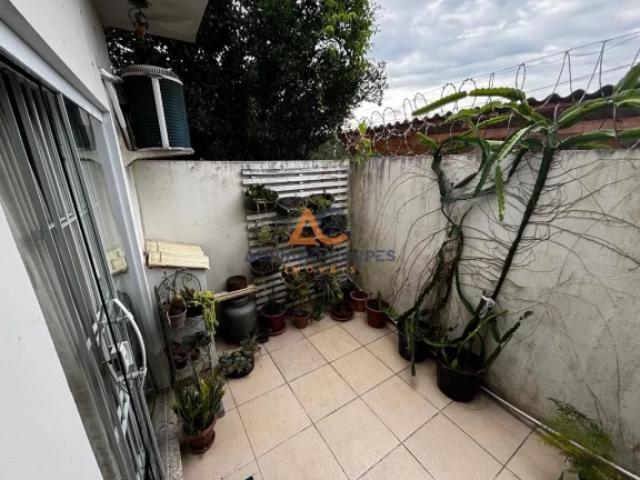 Imagem Casa geminada de 3 dormitórios, sendo 1 suíte master, com escritório e 2 vagas de garagem, localizado no bairro Gravatá - Adriano Carpes Imóveis vende