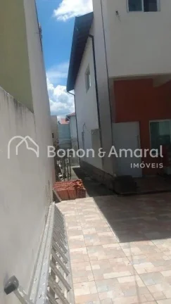 Imagem Casa estilo sobrado com 3 quartos, sendo 2 suítes, 3 salas, cozinha ampla e moderna com móveis pla...