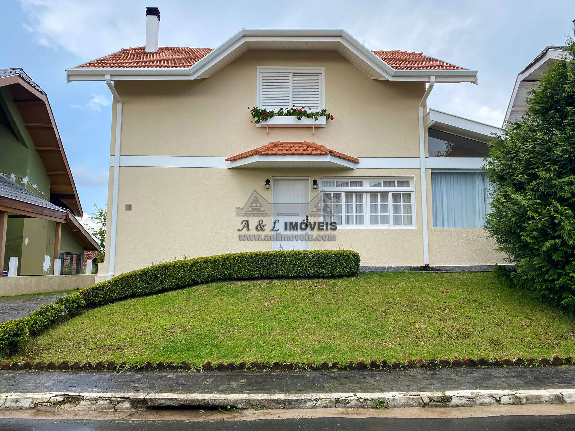 Imagem Casa à venda em Campos do Jordão – Com 03 dormitórios toda mobiliada
