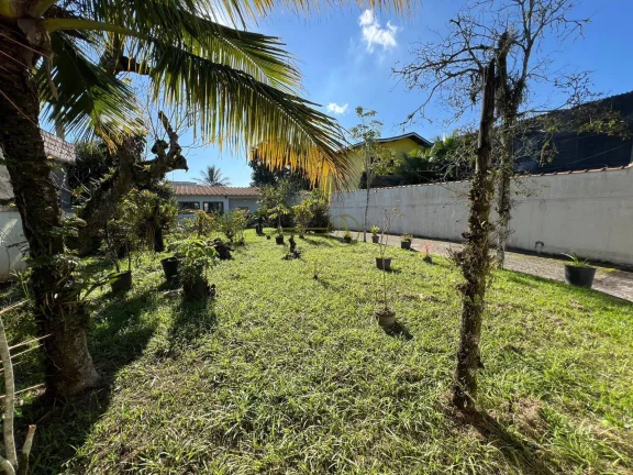 Imagem Casa ampla com 2 edículas e salão de festas perto da praia