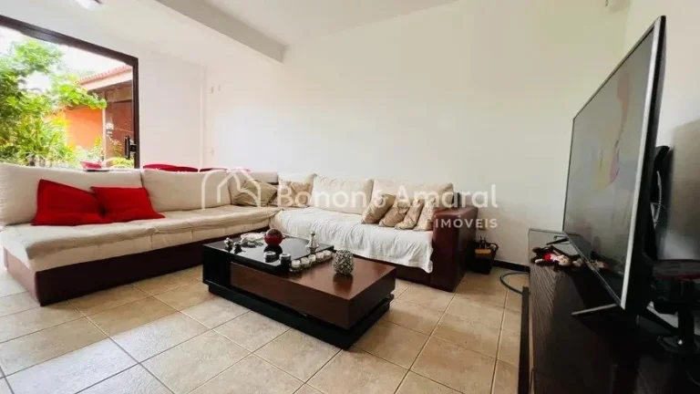 Imagem Linda casa em condomínio - ampla, funcional e muito aconchegante!

Documentação ok para financiam...