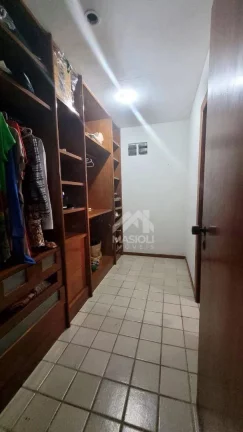 Imagem casa 4 quartos com 3 suítes, adega, piscina e área de churrasqueira.