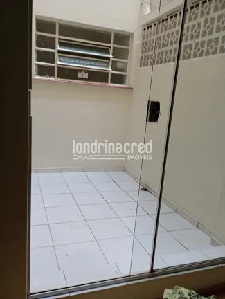 Imagem Oportunidade no Centro de Londrina! Amplo apartamento com 3 dormitórios, 120m² de área útil, sala espaçosa, cozinha, 1 vaga e condomínio acessível