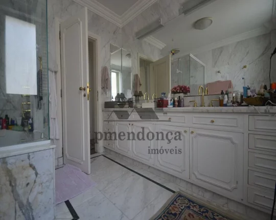 Imagem Apartamento de alto padrão, ensolarado, pé direito alto, janelões, taco impecável, cozinha moren...