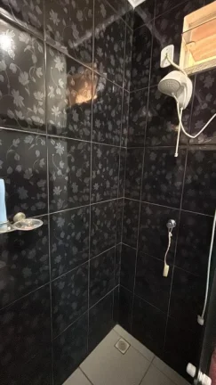 Imagem Adriano Carpes Imóveis vende, uma linda casa em alvenaria mais edícula , com 2 dormitórios sendo 1 suíte, no centro de Penha, com uma ótima localização.