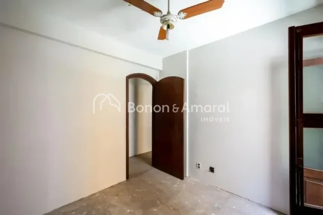 Imagem Apartamento aconchegante à venda, com 4 quartos, sendo 1 suíte, e 4 banheiros no total. Bem arejad...