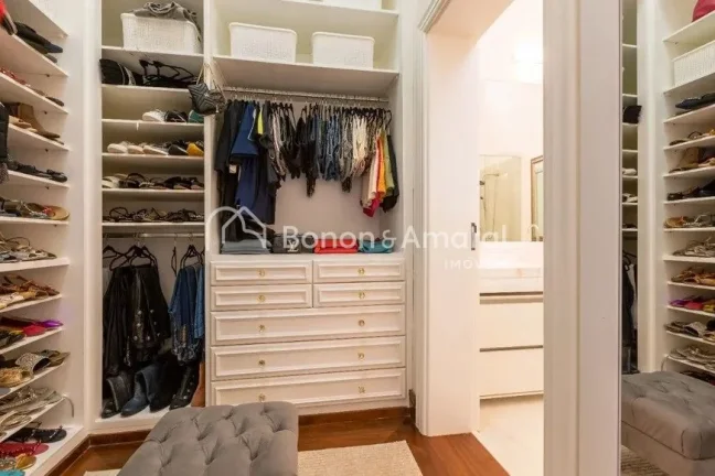 Imagem Exuberante casa no Alphaville Campinas, planejada e decorada em estilo Luiz XV com muita elegância....