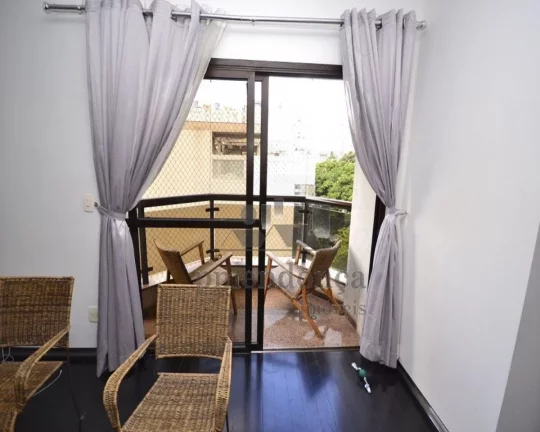 Imagem Lindo apartamento totalmente reformado, com living para 2 ambientes, 3 suítes repletas de armários...