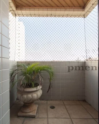 Imagem Imóvel possui living amplo para 3 ambientes, varanda integrada, lareira, lavabo, na área íntima s...