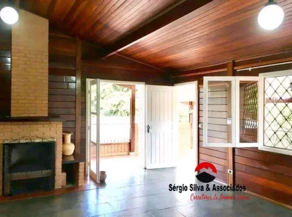 Imagem Casa a venda com 03 quartos no Alto do Boa Vista em Campos do Jordão.