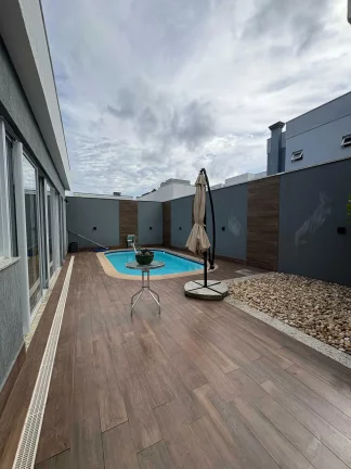 Imagem Casa mobiliada no Condomínio Caledônia com 4 suítes e 4 vagas de garagem em Camboriú