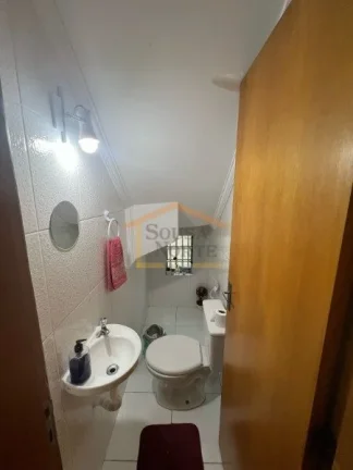 Imagem Sobrado com corredor lateral, 3 dormitÃ³rios, sendo 1 suÃ­te, pisos em madeira, sacada, rico em armÃ...