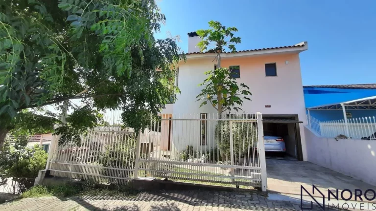 Casa estilo sobrado com 3 dormitórios ( 1 suite master), lavabo, banheiro socia