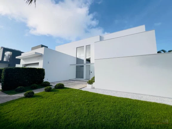 Imagem Apresentamos uma magnífica casa ampla e semi-nova localizada em Jurerê Internacional, um dos desti...