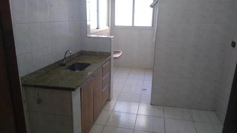 Imagem Apartamento amplo com sala dois ambientes, cozinha com armários, banheiro com box e gabinete, 3 qua...