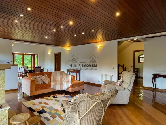 Casa à venda em Campos do Jordão, estilo clássico e conforto incomparável!