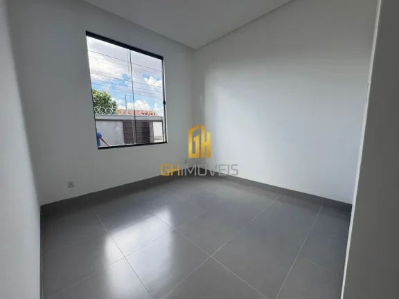 Imagem A casa possui:

- Sala;
- 3 quartos, sendo 1 suíte; 
- 2 banheiros, sendo 1 suíte e 1 banheiro soc...