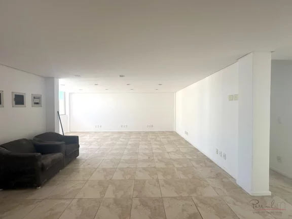Imagem Ampla sala comercial com vista e terraço em um prédio tradicional do centro de Florianópolis. A s...