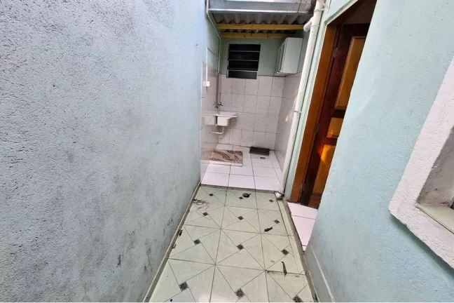 Imagem Casa para locação com 2 dormitórios, 2 banheiros e quintal por R$1.300,00 - Vila Guedes - SP