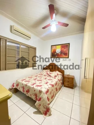 Imagem Casa no centro com quintal amplo e varanda coberta