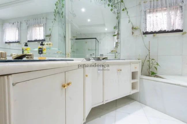 Imagem Apartamento amplo, com piso de tábuas largas de ipê, terraço, living para 02 ambientes, lavabo, a...