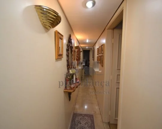 Imagem Excelente apartamento, living para 3 ambientes, com lareira, piso em tabuas largas, ampla varanda, 3...