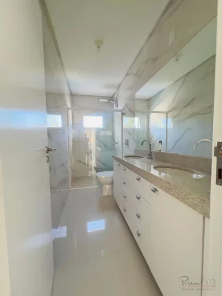 Imagem Apresentamos uma magnífica casa ampla e semi-nova localizada em Jurerê Internacional, um dos desti...