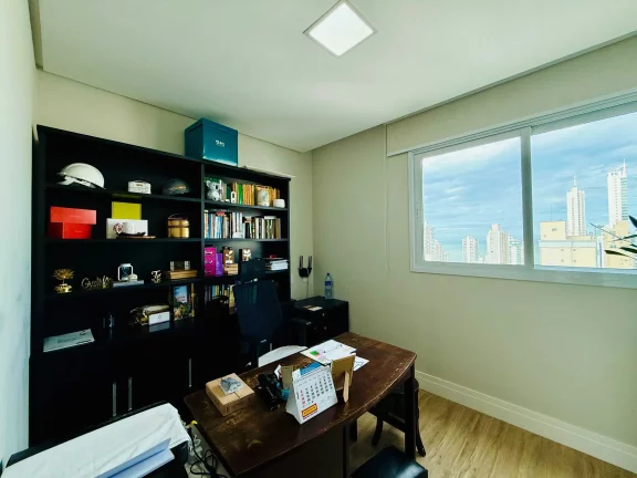 Imagem Apartamento mobiliado com 4 dormitórios sendo 2 suítes e 2 vagas de garagem em Balneário Camboriú