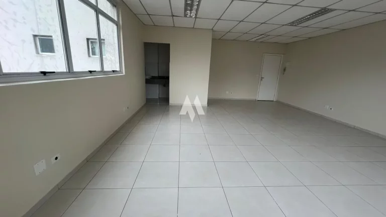 Imagem Sala Comercial para Locação com 1 Vaga e Segurança na Vila Mathias em Santos/SP