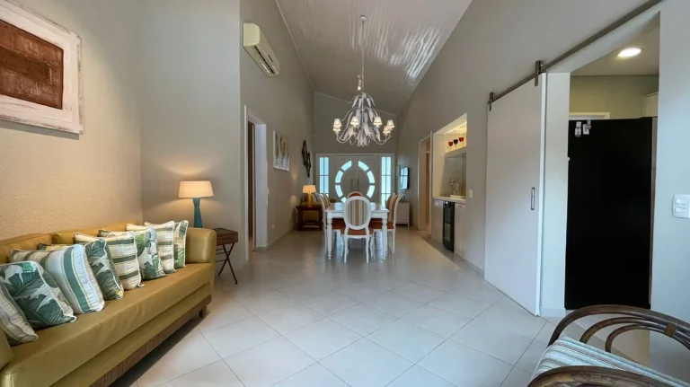 Imagem Casa de Luxo à Venda em Riviera de São Lourenço Módulo 30: 4 quartos, 1 suíte, 2 salas, 4 vagas, 220m² de área. Aproveite!