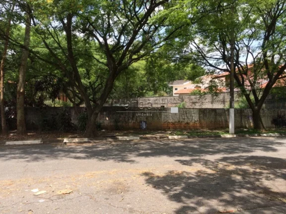 Imagem Terreno plano de esquina com 623 metros quadrados. Localização privilegiada em bairro nobre com ca...