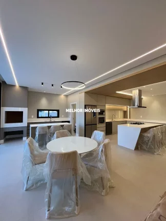 Imagem Casa Alto Padrão á venda com 3 suítes, um escritório, 4 vagas localizada em condomínio fechado em Camboriú.