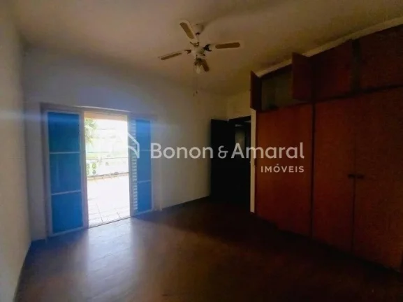 Imagem Oportunidade de negócio! Espaçoso sobrado com 5 quartos sendo 4 suítes, escritório, 7 banheiros,...