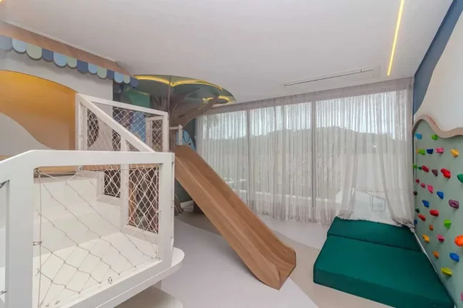 Imagem Apartamento com 3 dormitórios sendo 1 suíte e 2 vagas de garagem na praia Brava em Itajaí/SC