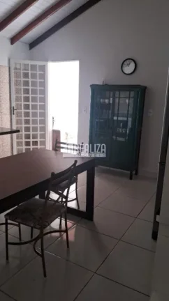 Imagem Vende-se casa com 3 quartos e piscina no bairro Beija-Flor II, em Uberaba