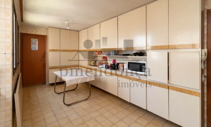 Imagem Apartamento na Rua Monte Alegre com 220m² para ser reformado, 3 suítes e 2 vagas.