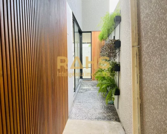 Lindo geminado de alto padrão no Condomínio Santos Dumont Este imóvel é para você, que busca um...