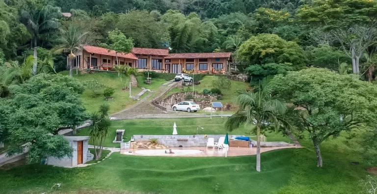 Imagem Imperdível casa à venda em Garopaba-SC, Praia da Gamboa! 3 quartos, 3 suítes, 5 banheiros, 8 vagas de garagem - 38.588,00 m² de área.