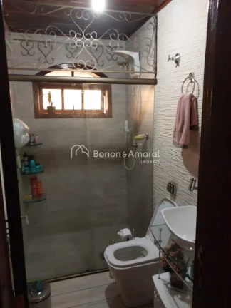 Imagem Esta encantadora casa de madeira oferece um ambiente acolhedor e confortável, perfeita para a famí...