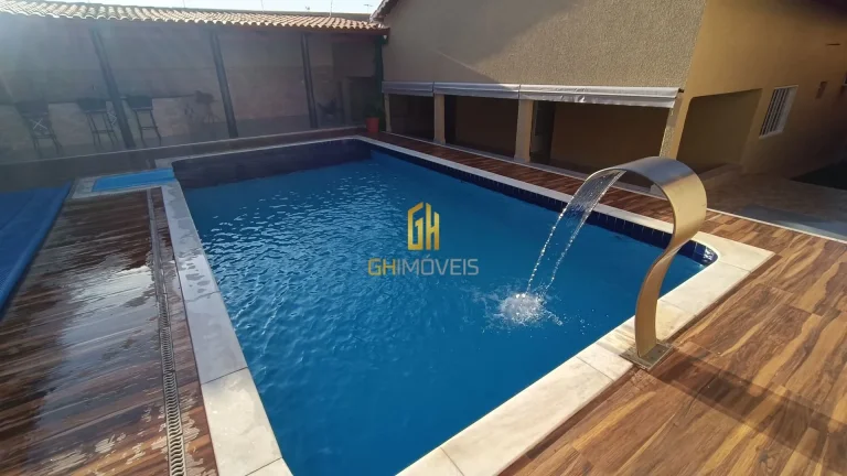 Imagem CA1811Belíssima casa com 3 suítes plenas e piscina localizada no Jardim Petrópolis A casa possui ...