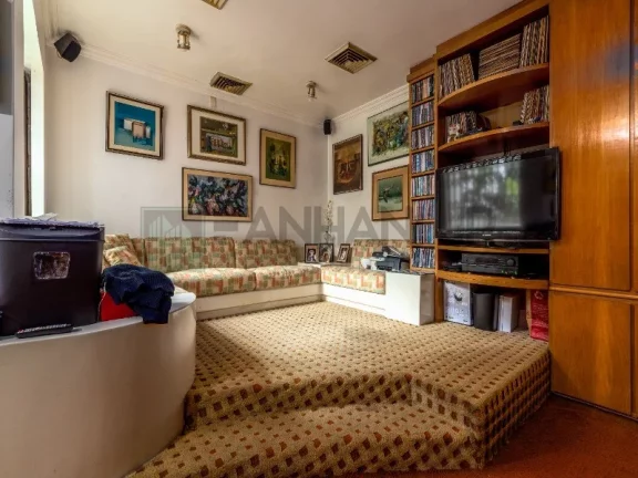 Imagem VENDO CASA CIDADE JARDIM - Próximo à Praça Alfredo Volpi. A casa possui 04 suítes sendo uma master e uma suíte com sala íntima, living para três am