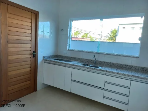 Imagem Casa nova com 4 suítes, piscina e fino acabamento à venda em condomínio de luxo em Peruíbe.