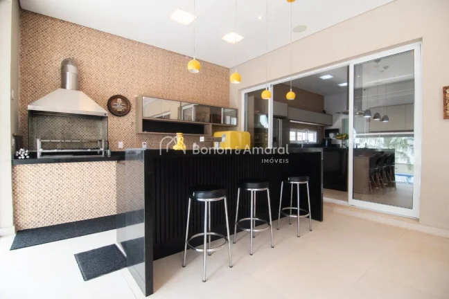 Imagem Imponente e diferenciado, este sobrado de esquina no Swiss Park encanta pelo design contemporâneo e...