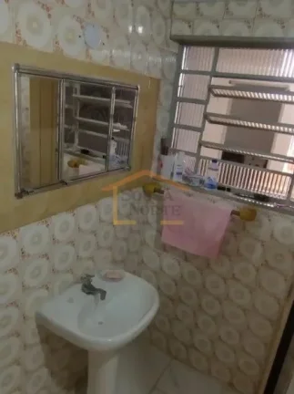 Imagem Imóvel com 2 casas antigas:
a primeira com 3 dormitórios, sala, cozinha ampla, 2 banheiros e vaga ...
