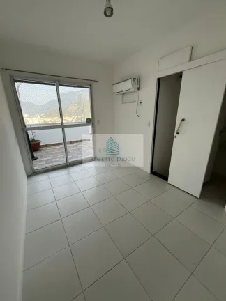 Imagem Imperdível cobertura à venda em Curicica, Rio de Janeiro - 2 quartos, 1 sala, 1 banheiro, 2 vagas de garagem, 130m² de área.