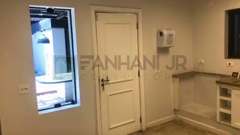 Imagem Aluguel de Casa Comercial no Jardim América, São Paulo-SP: 8 salas, 20 vagas de garagem, 500 m² de área.