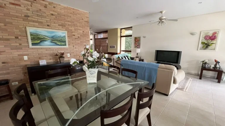 Imagem CASA EM CONDOMINIO FECHADO COM 4 SUÍTES,5 VAGAS DE GARAGEM,VARANDA GOURMET COM CHURRASQUEIRA,SALA COM 2 AMBIENTES E SALA DE ESTAR.